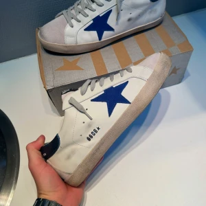 Golden Goose - Intressekoll på mina eftertraktade skor från Golden Goose. En limiterad modell som de finns väldigt få av! Storlek 44. Öppen för byten. KOM MED BUD eller frågor och funderingar//usedclothing! 