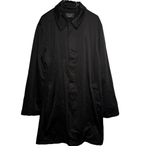 Svart rock från Zara Man - Snygg svart rock från Zara Man med klassisk design.