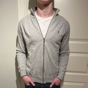 Ralph Lauren Cardigan - Riktigt snygg Raffe Cardigan! | Mycket fint skick den är lite nopprig men syns inte jätte mycket och går säkert att få bort lite! Storleklappen sitter dessvärre löst men påverkar såklart inte användningen! | Storlek M. | Ställ gärna frågor innan du köper!