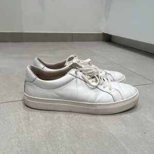 Vita sneakers från Vagabond - Säljer ett par stilrena vita sneakers från Vagabond i skinn. Skorna är i storlek 40 men är stora i storleken (Passar mig som har 41) . Använda vid ypperst få tillfällen!