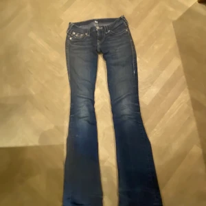 Blå jeans från True Religion 💗 - Snygga blå jeans från True Religion i storlek w24. De är bootcut och lågmidjade.  Säljer då jag köpt nya i annan storlek. Midjemått rakt över är 36 cm och innerbenslängd 82 cm. Kp för fler bilder 💗