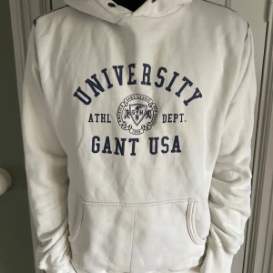 Gant hoodie - Säljer en vit hoodie från Gant med blå text. Jag skulle rekommendera varan till längden 180-190. Tveka inte på att kontakta mig vid minsta fundering!🙌