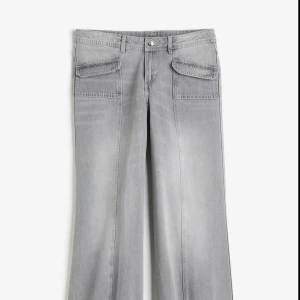 Lågmidjade grå jeans - Snygga lågmidjade jeans med en cool, vintage look. Den är baggy och har praktiska fickor framtill. Skriv för fler bilder!