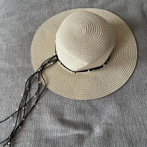 Solhatt - Solhatt med fina detaljer i mycket fint skick. Lite sminkmärken på insidan (se bild). 100% papper.   Mått: Diameter inre ca 18,5 cm Diameter yttre ca 38 cm