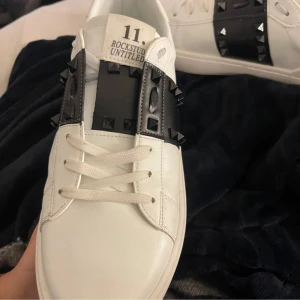 Sneakers från valentino - Snygga vita sneakers från Valentino. Pris kan diskuteras! Kan även byta mot något annat