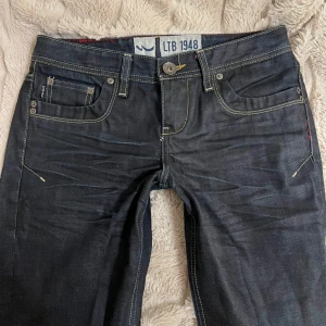 Lågmidjade bootcut jeans från LTB - Snygga mörkblå jeans från LTB med ljusa sömmar och assnygga fickor. Så fina men tyvärr för små för mig. I storlek 29/34 midjemåttet rakt över är 40 och innerbenslängden är 86, passar perfekt på mig som är 176