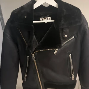 Svart skinnjacka från Stay - Snygg svart skinnjacka från Stay med pälsdetaljer på upptill.
