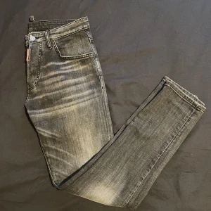  Dsquared2 - Säljer helt nya jeans från  Dsquared2. En klassisk dsq jeans med en diskret logga på bakfickan. Perfekta för en stilren och modern outfit. Storlek 44 (s/xs). 