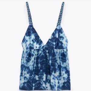 Zara topp - Snygg Zara topp som har varit väldigt trendig, i storlek M, knappt använd💕perfekt till sommaren 