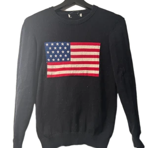 Svart tröja med amerikansk flagga - Säljer en svart tröja med en stor amerikansk flagga på framsidan. Har använt den några gånger men den är lite nobbrig men det går att fixa 