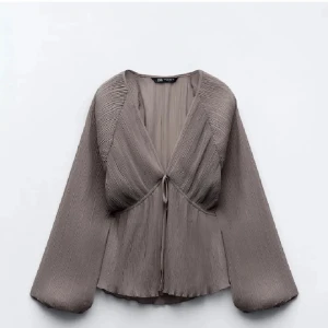 Plisserad blus från Zara - Säljer denna fina blus då den inte kommer till användning💗