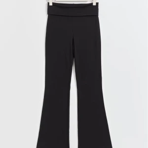 Svarta youga pants  - Oanvända youga pants. Dom är bekväma och har en bootcut-stil. Perfekta för att ha hemma. 