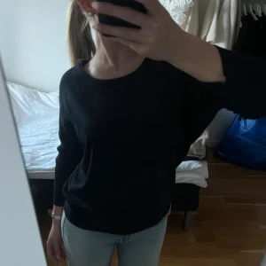 Trekvartsärmad tröja - Jättefin mörkblå tunt stickad trekvartsärmad tröja!! från saint tropez🩷