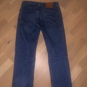 Levis 501 jeans - Nytt skick, köpte online och råkade köpa fel storlek. Waist - 31. Längd - 30. Sitter som straight. (Beroende på läng o vikt såklart. Dem är marinblå/mörkblå. Svårt att säga exakt men bilden visar. Köpte för 1300 säljer för 1000 eller bästa bud.