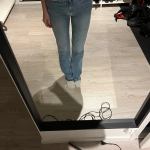 Blå jeans från Karve - Snygga blå jeans från Karve. Hög midja och knappt använda, jag är 171 cm 