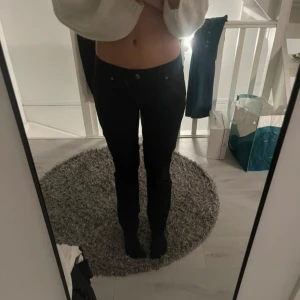 Svarta jeans - Snygga lågmidjade svarta jeans från Boomerang💕W:30 L:32