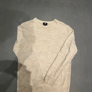 Stickad merinoull tröja - Säljer en riktigt fin tröja i Merinoulls blandning från märket H&M. Den är i fint skick och känns skönt mot huden, den är varm och skön vilket gör att den passar perfekt året år, stilren och lätt att styla. Tveka inte med att höra av dig vid funderingar eller frågor!🤝🤝köp den andra som ligger uppe får ni båda för 299🤝🤝