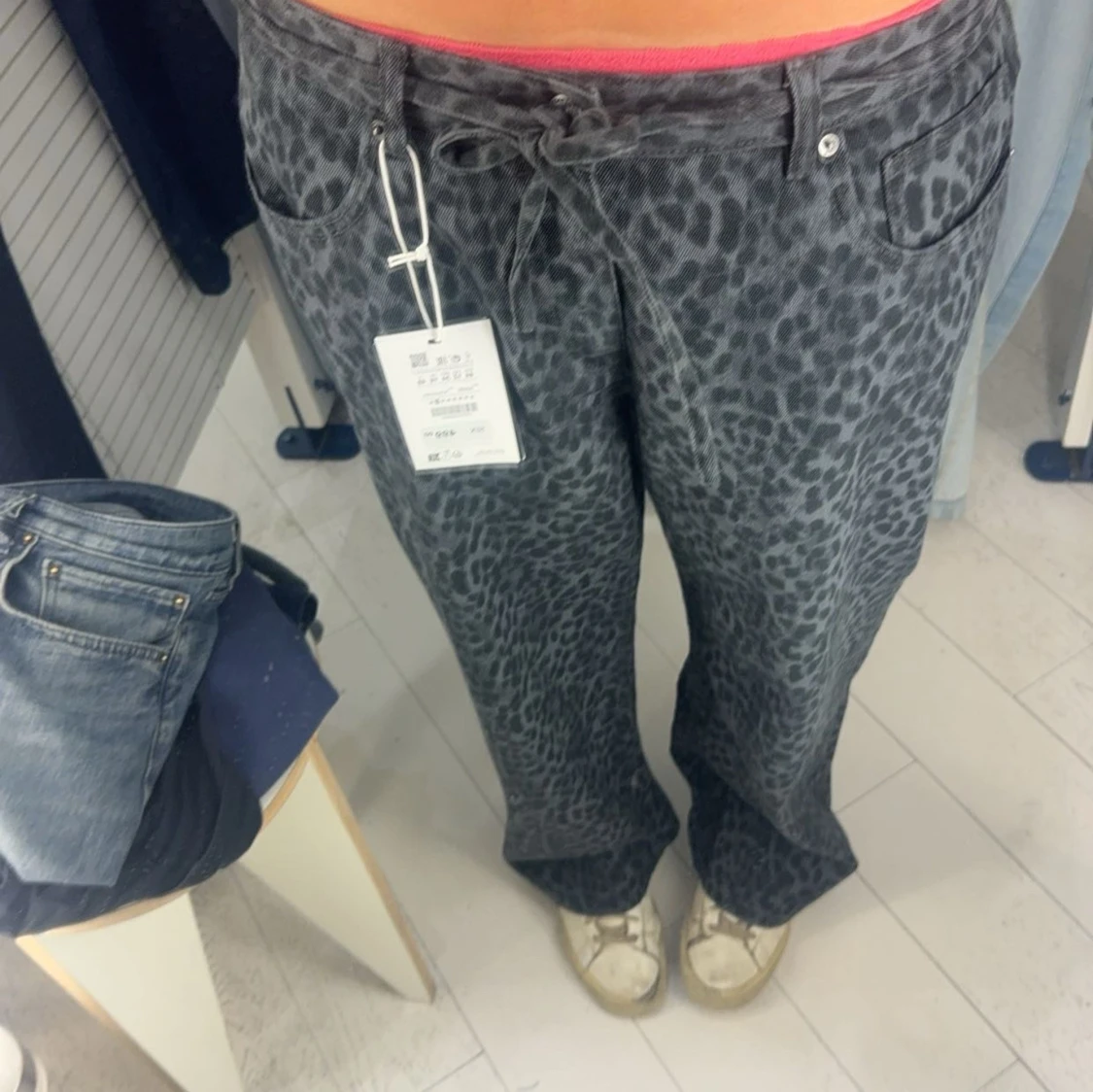 Svarta leopardmönstrade byxor - 3