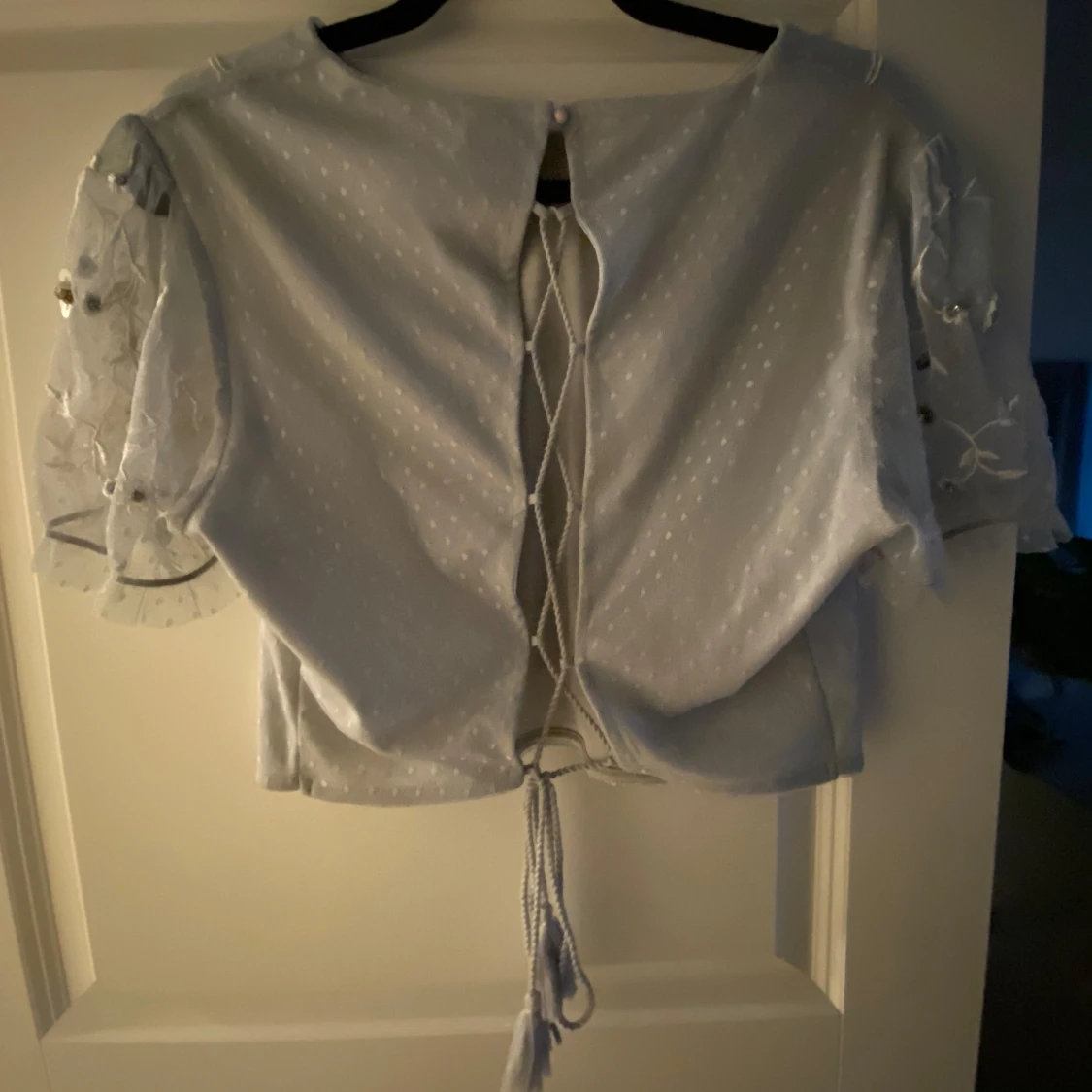 Ljusblå blus med broderade blommor - 3