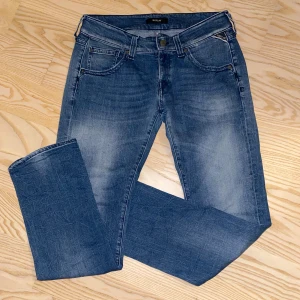 Blå jeans från replay - Snygga blå jeans från replay med en klassisk femficksdesign och knappgylf. De har en normal passform och är perfekta för en avslappnad stil. Jeansen har en lätt tvättad look som ger dem en cool vibe. Storlek 31/32