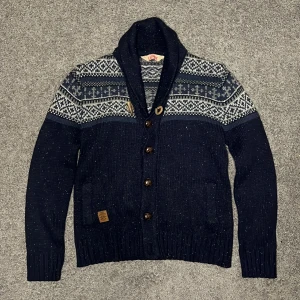 Mörkblå Mönstrad Cardigan - Tja säljer nu en mörkblå  kofta/cardigan med snyggt mönster i Storlek S som även passar M för endast 349kr! Pris är ej hugget i sten, hör av er i dm vid funderingar! 🙌