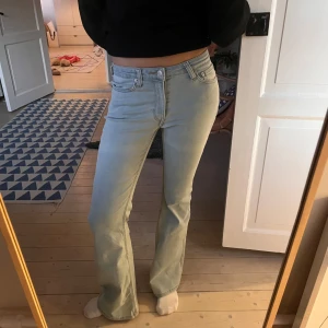Ljusblå bootcut weekday jeans - Snygga ljusblå weekday jeans i modellen flared. Nyskick! Storlek 27/32🩵nypris 590kr