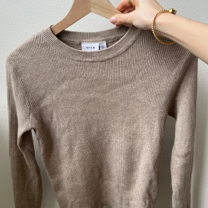 Vila tröja beige - Säljer min jätte fina stickade tröja ifrån Vila p.g.a att den inte kommer till användning 💋Inga defekter. Pris kan diskuteras. Kontakta gärna innan köp