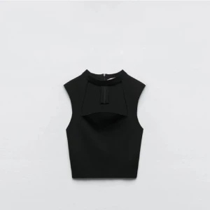 Svart ärmlös topp med krage - Snygg svart ärmlös topp med krage. Passar perfekt till festliga tillfällen! 