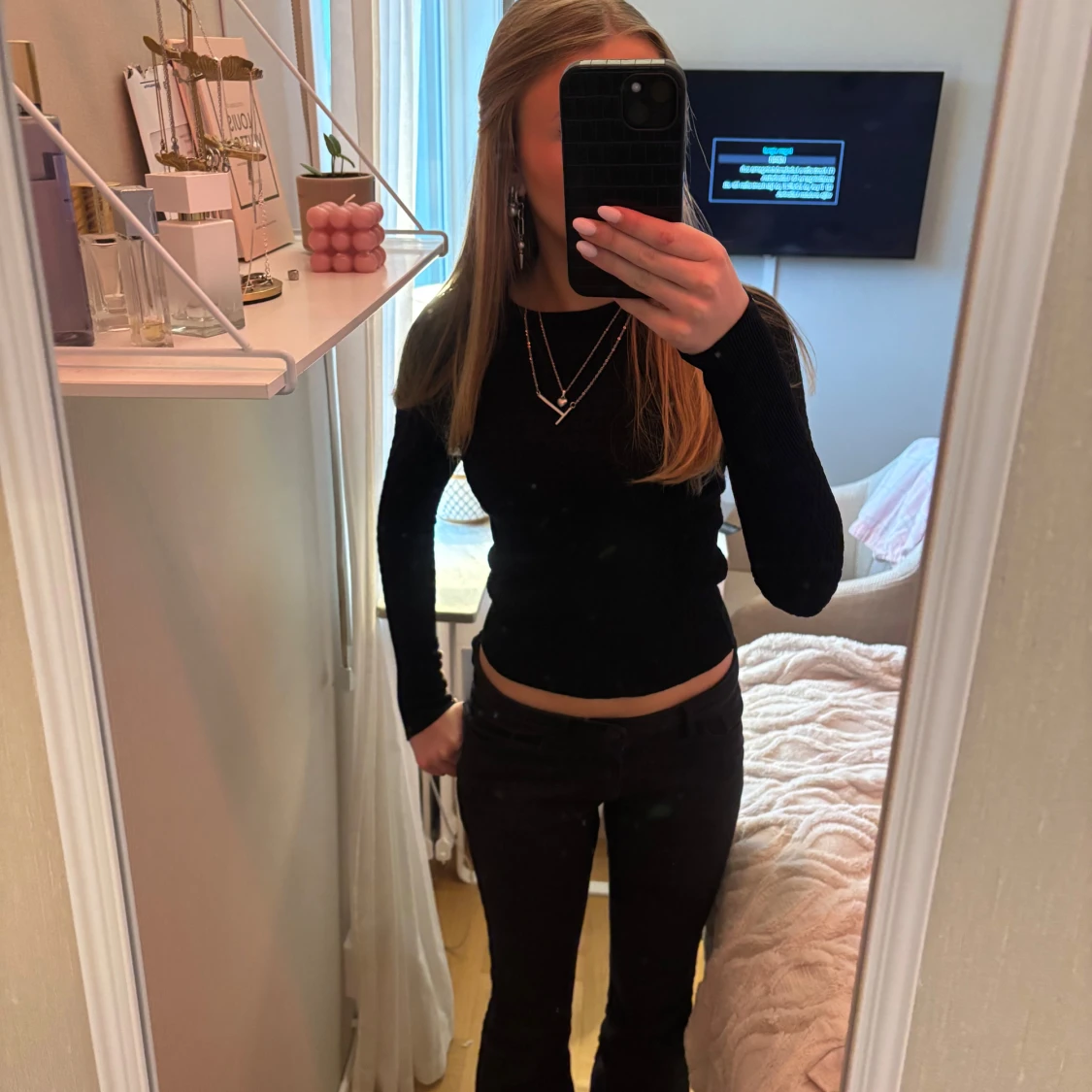 Långärmad tröja med knappar och snygga detaljer 