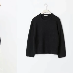 Svart stickad tröja - Säljer en mysig svart stickad tröja med rund hals och långa ärmar. Perfekt för kyliga dagar och enkel att matcha med olika outfits. Tröjan har en avslappnad passform som ger en bekväm känsla. Ett måste i garderoben för alla som älskar stil och komfort. Helt ny, har bara tagit bort prislappen