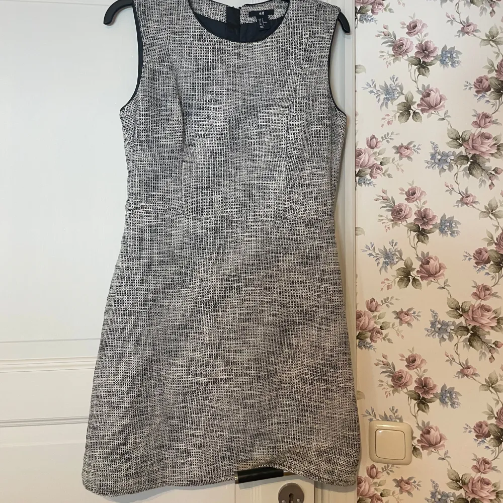 Snygg svartvit klänning från H&M med ett unikt mönster. Den är ärmlös och har en klassisk rund halsringning. Perfekt för en stilren look.. Mekot.