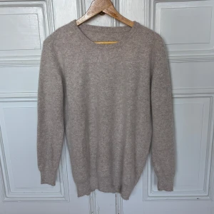 Beige kashmirtröja  - Säljer en stilren beige tröja i 100% kashmir. Perfekt för kyliga dagar och ger en lyxig känsla. Nyskick. Storlek M. Nypris 1349kr från Merley Stockholm. Skriv vid minsta fundering.💯