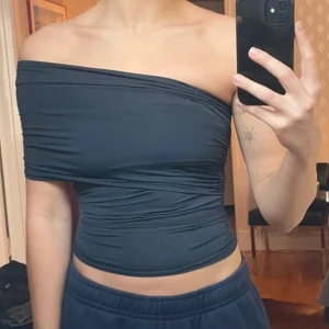 Mörkblå offshoulder topp - Mörkblå offshoulder topp med tight passform.  Är från Zara i storlek M💗