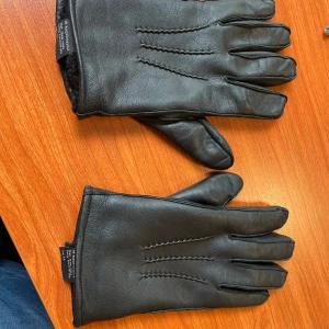 Svarta skinnhandskar size 9.0 - Stilrena skinnhandskar från HK handskkompaniet i storlek 9.0. Perfekt för kalla vinterpromenader med tösen då de både är fodrade och stilrena. Inte så bra för skogsarbete. Nypris 700, mitt pris 500. Priset är alltid diskuterbart! 