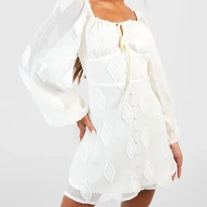 Vit kortklänning med puffärmar - Studentklänning från boohoo som är så söt! Aldrig använd 🙌🏼