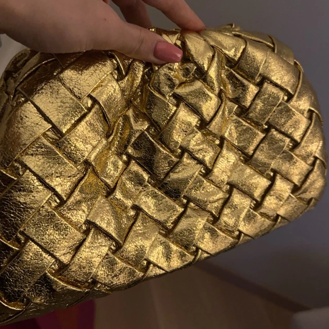 Guldig flätad väska