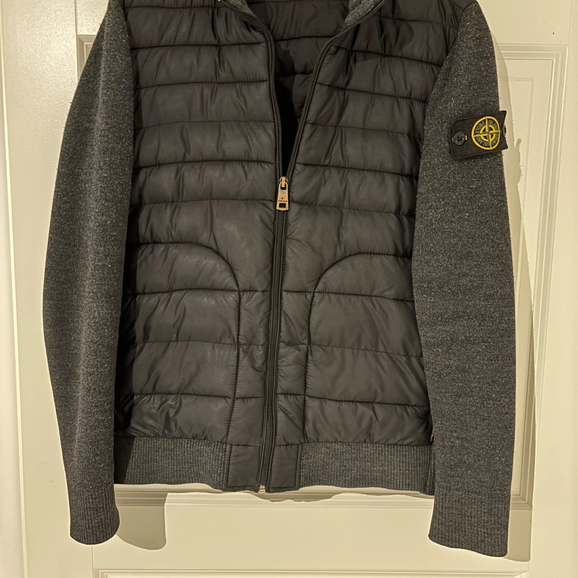 Grå jacka från Stone Island - 3