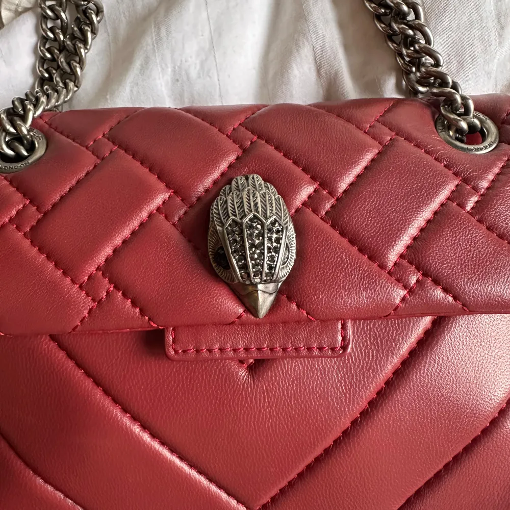 Super fin Kurt gieger väska i väldigt fint skick! 💞En defekt som syns på sista bilden, ena ”ögat” är borta, därav priset. Köpt för 1 815kr. Laukut & Käsilaukut.