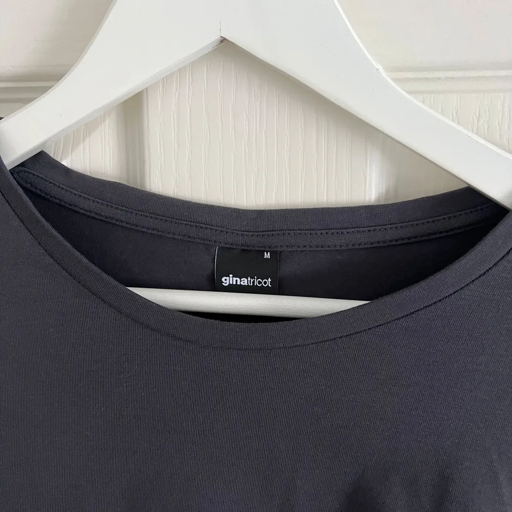 Fin t-shirt från Gina Tricot i storlek medium, helt oanvänd. Tröjan är grå/blå🩷 nypris 259kr. T-paidat.