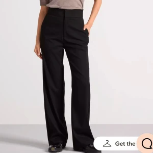 Svarta byxor från Lindex - Snygga svarta byxor från Lindex med en stilren design. De är högmidjade och har en rak passform som ger en elegant look. Perfekta för en chic och minimalistisk stil.