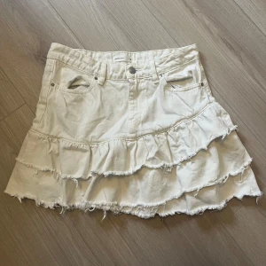 Jeanskjol med volang - Fin vit jeanskjol med volanger, skriv för fler bilder eller frågor!!💞