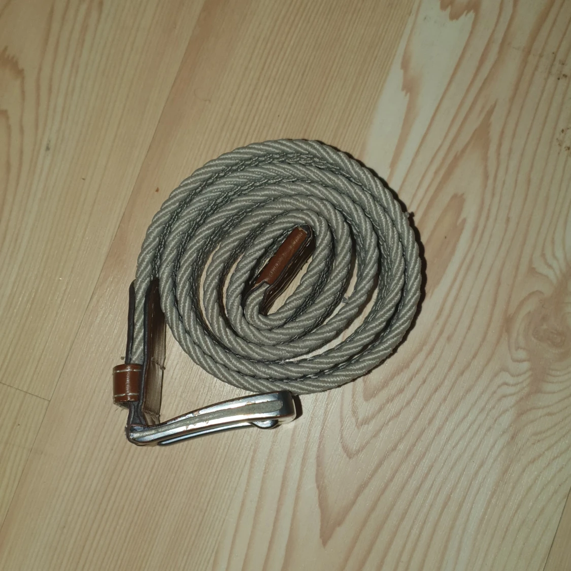 Beige flätat bälte med läderdetaljer - 1