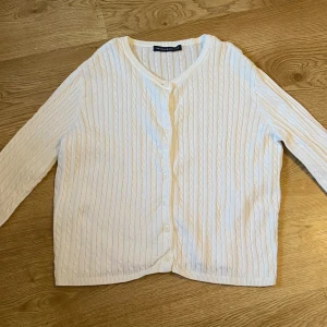 vit kofta (brandy melville) - säljer en vit kofta i jättebra skick från brandy melville💕💕 passformen är rätt så liten, det är ingen jättestor kofta