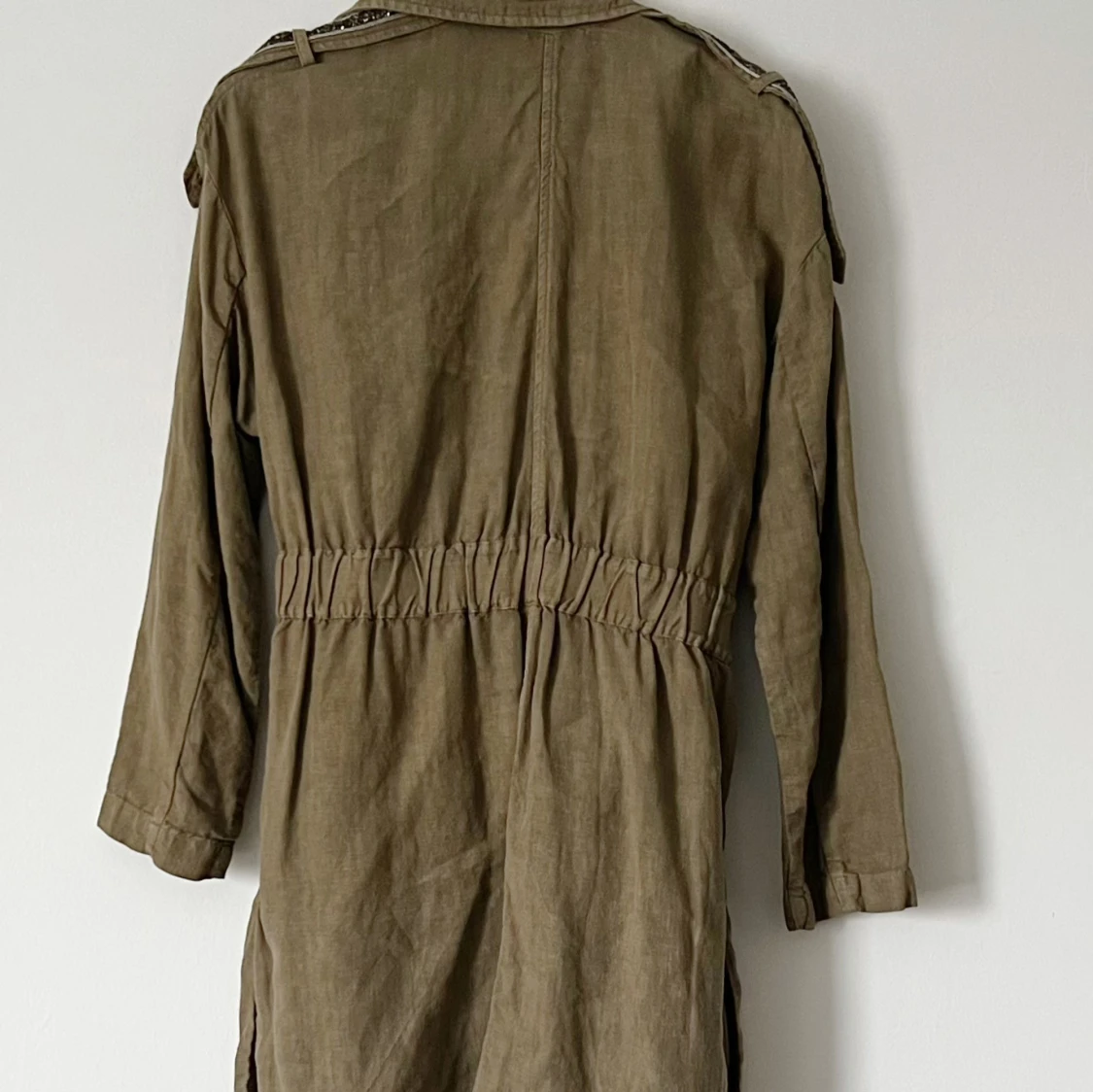 Grön trenchcoat med knytband - 1