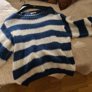 Stickad tröja från design by si - Säljer denna mysiga och populära stickade tröjan från design by si! Köpt secondhand, därav priset, men fortfarande bra skick💙