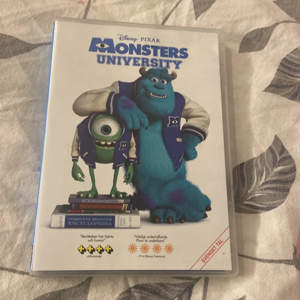 Säljer en DVD av filmen 'Monsters University' från Disney Pixar. Följ med på äventyret med monstren Mike och Sulley när de träffas och blir bästa vänner. Innehåller även kortfilmen 'The Blue Umbrella'. Perfekt för alla som älskar animerade filmer!. Böcker.