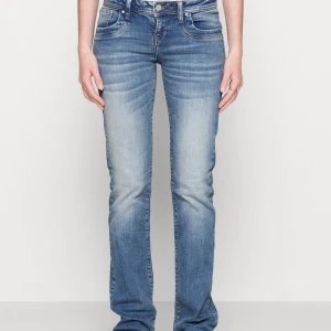 Blå ltb jeans - ett par blå bootcut jeans som knappt är använda och är i helt nytt skick💞storlek 26/30! Mått? Midjemått: 37cm tvär över, innerbenslängd:76cm. Nypris=719kr🥰säljer de dem inte riktigt kommer till användning men annars super fina! Priset kan diskuteras 