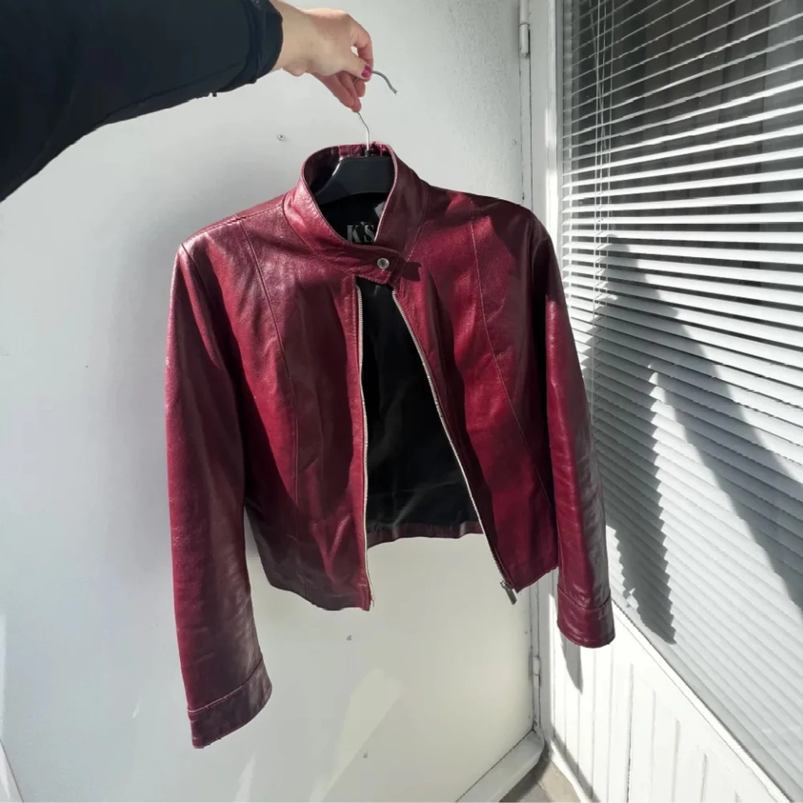 Vinröd skinnjacka