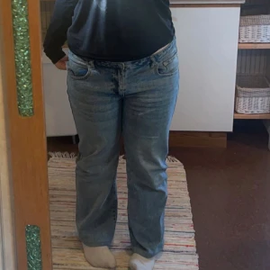 Blå jeans med bootcut - Säljer ett par klassiska blå jeans med bootcut-stil. De har en normal passform och är perfekta för en avslappnad look. Jeansen har en traditionell femficksdesign och en knappgylf.