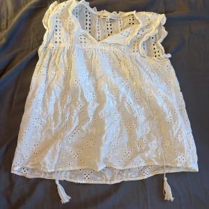 Vit blus  - jätte fin vit blus från only som knappt kommit till andvädning💕skriv om du vill ha fler bilder!💕